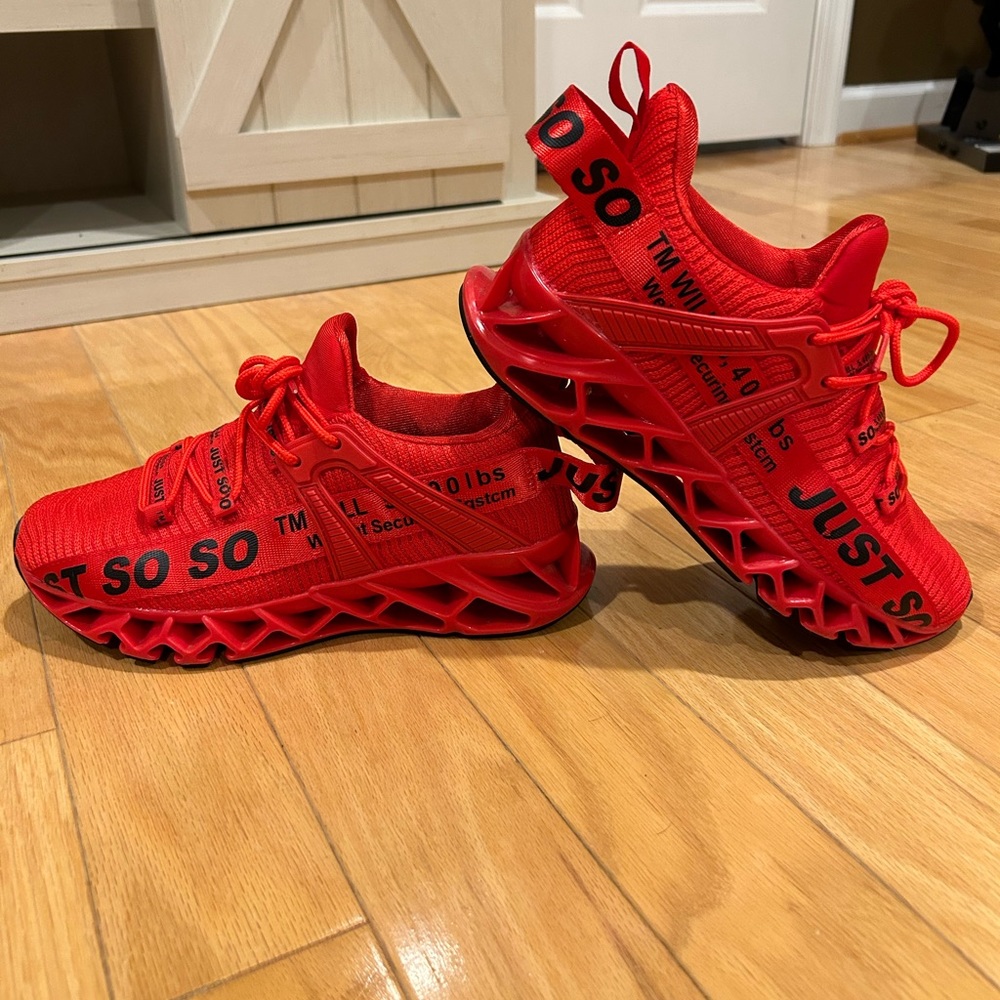 Women’s SOSO’s sneakers size 7